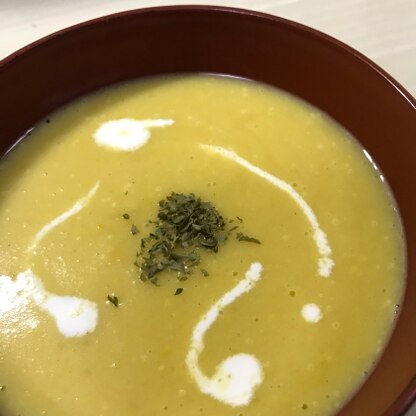 父が作った黄パプリカと豆乳で作りました。最後に生クリームをまわしかけて。とても美味しくできました！